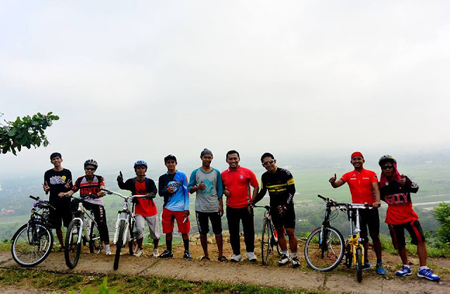 Bertemu dengan beberapa pesepeda di Spot Riyadi