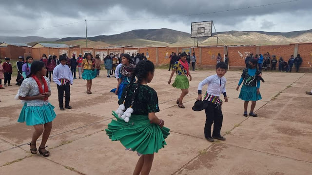 Mehr als 200 Schüler haben dank unserer lieben Spender Schulmaterialien in der Bildungseinheit von Tomaycuri - Potosí - Bolivien erhalten. Auch der Regen und die einsetzende Kälte konnten das nicht verhindern. Die Schüler und Lehrer der ganzen Schule haben sich mit Tanzvorführungen für die Schulmaterial Spenden bei mir und natürlich ganz besonders bei den Spendern bedankt.