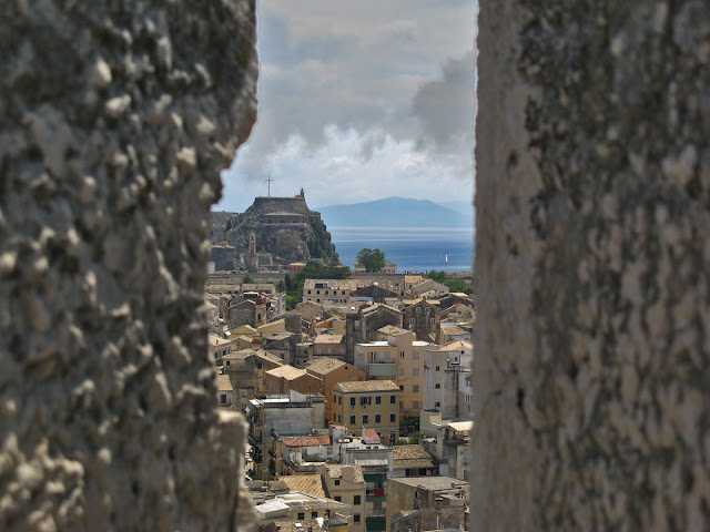 View of the old fortress of the New Fortress. Kerkira. Corfu. Вид на Старую крепость из Новой крепости. Керкира. Корфу. 