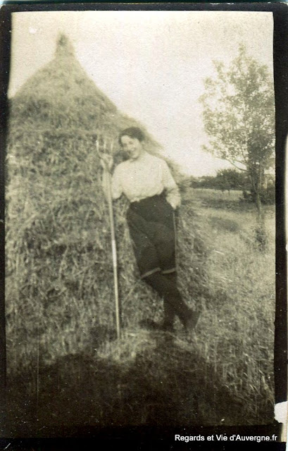 Vézézoux, Haute-Loire en septembre1917, les foins.