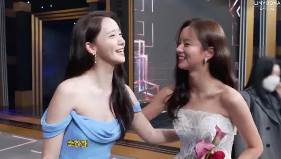 Yoona y Hyeri felicitándose mutuamente por su arduo trabajo