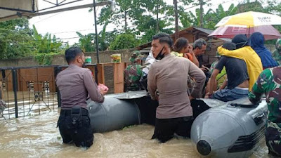 Banjir Kepung Rangkasbitung, Personil Polres Lebak Sigap Bantu Evakuasi Warga