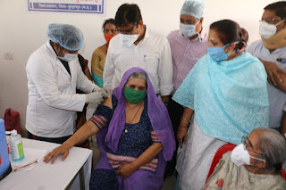कोरोना वैक्सीनेशन: पूर्व मंत्री अर्चना चिटनिस, विधायक सुरेंद्रसिंह ठाकुर, कलेक्टर की माताजी व जनप्रतिनिधियों ने लगवाई कोरोना वैक्सीन