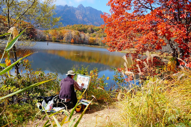 Painter tries to put the view into canvass at Kagami Ike (Kagami Lake) in Togakushi, Japan