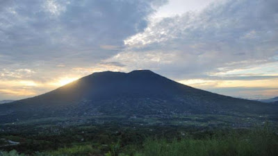 Pada HUT RI ke-76, Pendakian Gunung Marapi Ditutup 