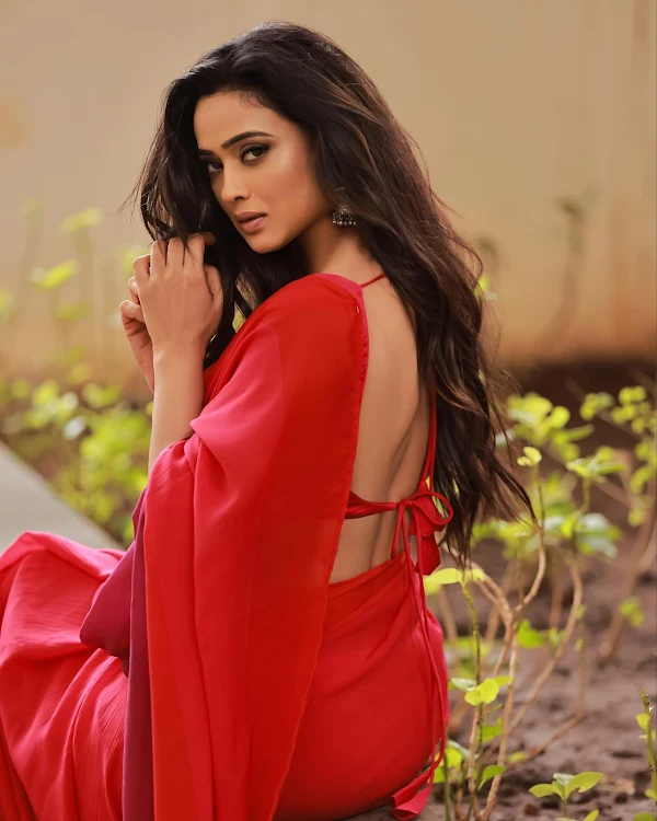 shweta tiwari red saree backless blouse hot tv actress