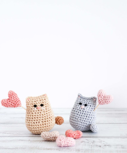 Cute crocheted kitties free crochet pattern.