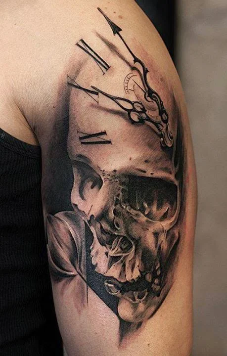 vemos a un modelo con un tatuaje de calavera