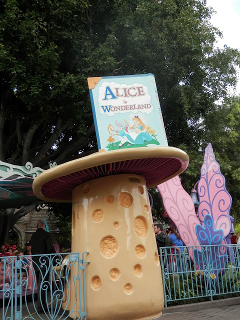 parc Disneyland Anaheim attraction Alice au pays des merveilles