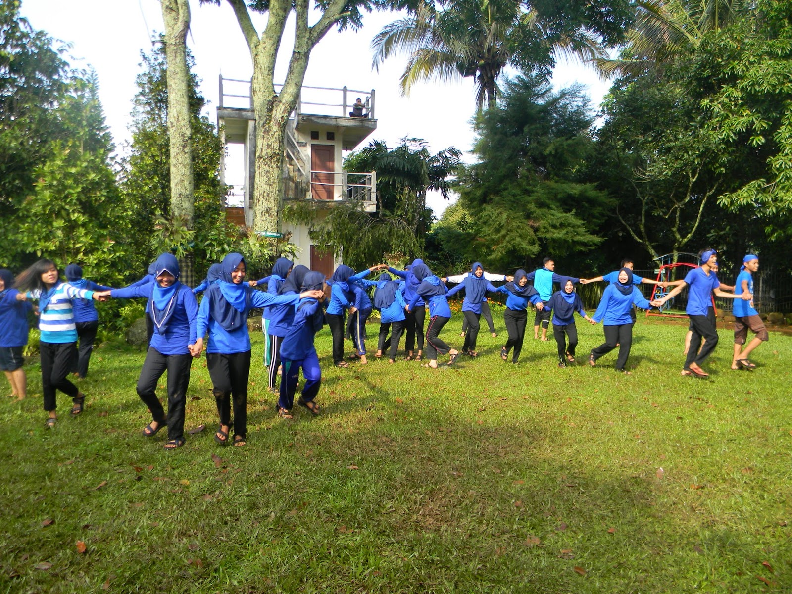 Mereka larut dalam kebersamaan yang terbentuk Semoga manfaat dari kegiatan outbond training Politeknik Indonesia bisa terus melekat dalam diri peserta