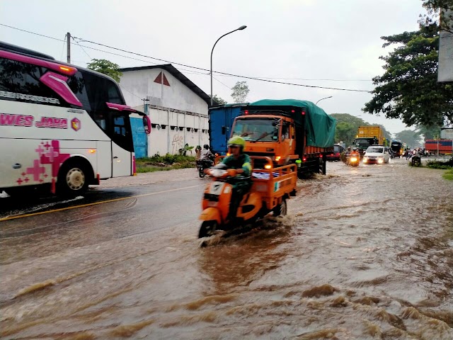 Jalan Nasional Pasuruan Banjir, Akibat Saluran Irigasi Meluap. Masyarakat Aksi Dorong Motor