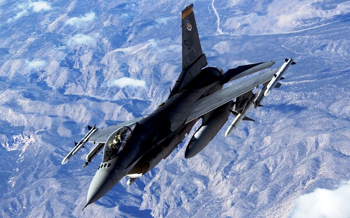 GAMBAR PESAWAT TERBANG jet tempur F 16 Fighting Falcon 