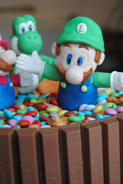 torta di compleanno ispirata ai videogiochi e a Super Mario