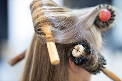 Mujer con varios cepillos en su cabello