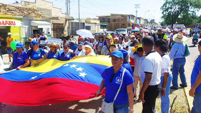 En conmemoración al Día Internacional del Trabajador, la mañana de este lunes 1 de mayo, trabajadores de la administración pública marcharon por las principales calles y avenidas de la ciudad de Carora, para continuar exigiendo mejoras salariales y laborales.  Bajo el lema, "quiero un sueldo digno para quedarme en mi país", trabajadores del sector salud, educación, transporte, construcción, electricidad, Gobernación de Lara, Alcaldía de Torres, ONG, entre otros, se unieron en una caminata que partió desde el Mercado Municipal y llegó a la sede del palacio municipal donde, un representante de cada gremio se dirigió a los presentes.  Quienes intervinieron resaltaron que este 1 de mayo no hay nada que celebrar pero si mucho que protestar puesto que actualmente perciben salarios que no están ajustados al valor de la canasta básica alimentaria.  Por otro lado, señalaron que para lograr ver esas mejoras, es necesario se de un cambio de gobierno inmediato por lo que tienen la mirada y esperanzas puestas en el año 2024.  En el recorrido, los trabajadores caroreños estuvieron acompañados por el alcalde del municipio Torres, Javier Oropeza, quien inició su intervención felicitando a los trabajadores torrenses y a su vez lamentó que este gobierno ha pulverizado los sueldos de los empleados públicos venezolanos.  Resaltó el mandatario local que anteriormente este era el día que se le daba al trabajador para descansar como una muestra de reivindicación por su esfuerzo, pero que actualmente todos los ciudadanos salen a trabajar para buscar el sustento de sus familias.  Finalmente, ratificó su compromiso en seguir trabajando, al tiempo en que mencionó que desde Torres se vive el cambio que se quiere para Venezuela, ese cambio que traerá mejores y buenas oportunidades para todos los trabajadores de la nación.   Y M