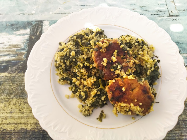 Szpinak z kaszą bulgur i kotletami mielonymi