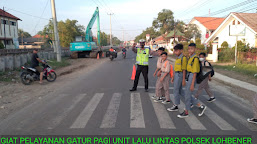 Gatur Lalin Pagi, Polisi Bantu Masyarakat dan Anak Sekolah Menyebrang Jalan