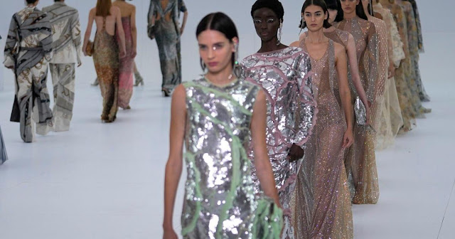 Fendi encerra semana de moda e segue para o Leste em um desfile cultural