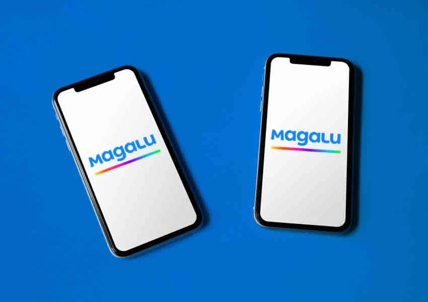 Imagem de fundo azul mostra dois smartphones mostrando a logo da magalu.