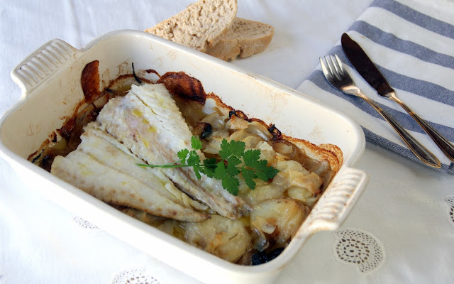 Cola de merluza al horno con patatas panaderas receta