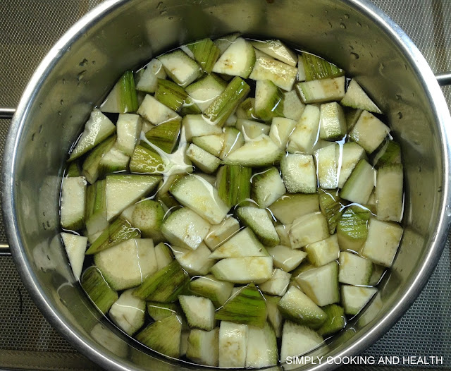 Cut plantain pieces are immersed in water