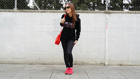 Sudadera nueva colección de corazones de Carita Bonita, diseño I dont care I love you, ideal para regalar en San Valentín.  con zapatillas new balance rojas queda genial