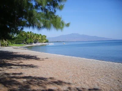 pantai waiara di kabupaten sikka pesisir utara, pantai indah di Flores yang menghadap laut flores di utara