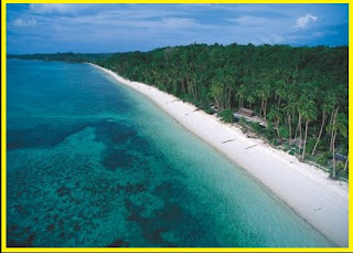 Lokasi pantai  Tablolong agak jauh dari kota Kupang. Pantai Tablolong mempunyai keunikan tersendiri yaitu warna pasir pantainya yang berwarna merah jambu. Untuk anggaran masuk, kamu lumayan bayar Rp. 5000 fanda telah bisa menikmati indahnya suasana pantai serta pepohonan yang tumbuh di tas karang. Warna air di pantai ini juga unik, yaitu hijau serta biru.  Keindahan pantai tablolong mampu mencuri minat para wisatawan lokal dan mancanegara untuk menghabiskan liburan di pantai tablolong