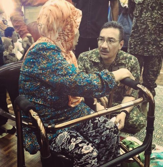 Mangsa Banjir Warga Kementerian Pertahanan Terima Wang Ehsan RM500