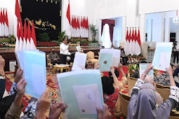 Jokowi Serahkan 1,5 Juta Sertifikat Hak atas Tanah ke 34 Provinsi Secara Daring