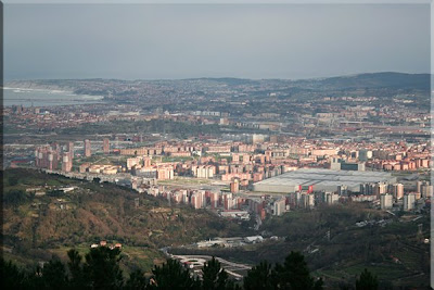 Amplia la vista de Barakaldo y Ría de Bilbao. Primer plano del BEC