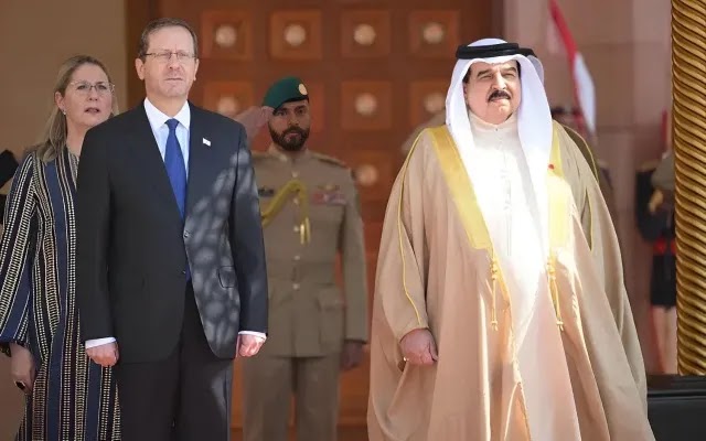 Da esquerda para a direita: a primeira-dama de Israel, Michal Herzog, o presidente de Israel, Isaac Herzog, e o rei do Bahrein, Hamad bin Isa Al Khalifa, no Palácio Al-Qudaibiya em Manama, Bahrein, em 4 de dezembro de 2022 | Amos Ben Gershom/GPO
