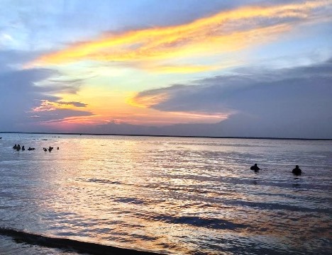 Assistir o pôr do sol de diferentes pontos de Alter do Chão é uma experiência obrigatória