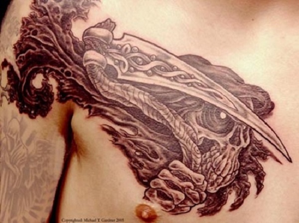 Apaixonante Grim Reaper tatuagem. Desenho apenas a cabeça, o reaper é visto segurando a foice, como ele olha em frente para sua próxima colheita de almas. 