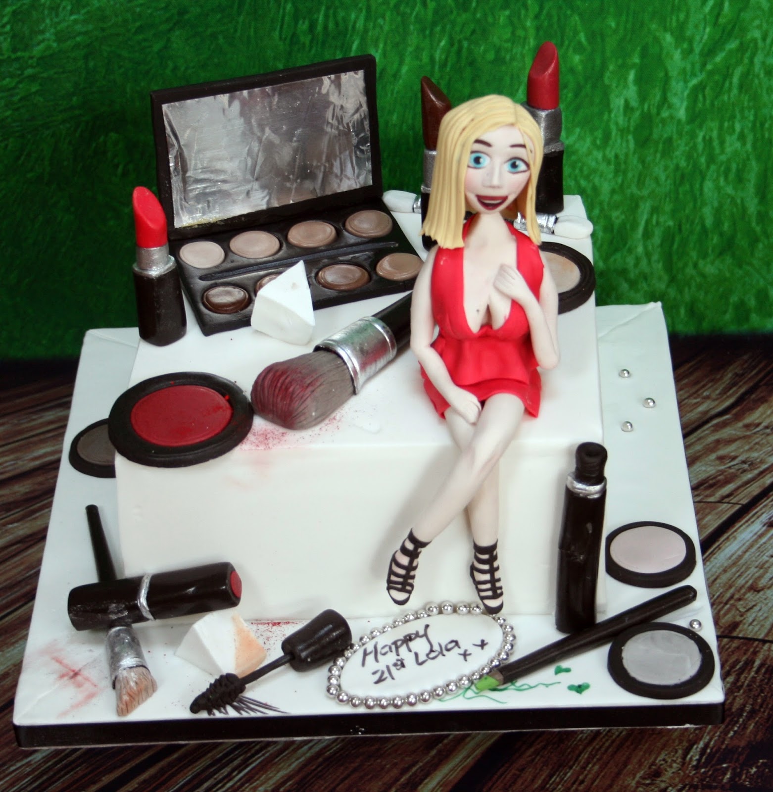 The Perfectionist Confectionist: Lola - MAC make up birthday cake