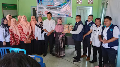 SMKN 1 Sikur Bagi-Bagi Sembako kepada Penderita Stunting 