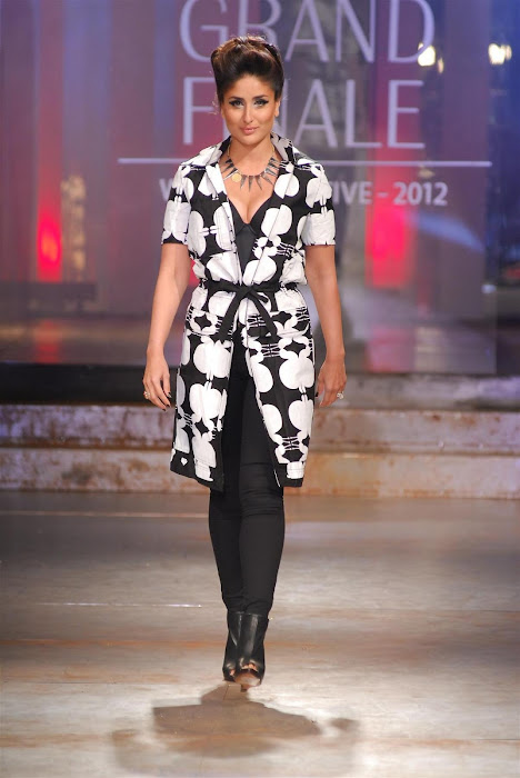 kareena kapoor stopper for designer kallol datta at lfw 2012. unseen pics