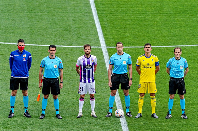 El cuarteto arbitral, con Javier Alberola Rojas al mando, y los capitanes del Real Valladolid y del Cádiz, Michel y Garrido. REAL VALLADOLID C. F. 1 CÁDIZ C. F. 1. 24/04/2021. 24/04/2021. Campeonato de Liga de 1ª División, jornada 32. Valladolid, estadio José Zorrilla. GOLES: 1-0: 14’, Óscar Plano. 1-1: 64’, Juan Cala.