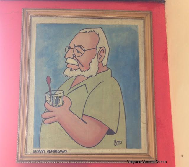 Quadro com a figura de Ernest Hemingway na parede do bar Dos Hermanos