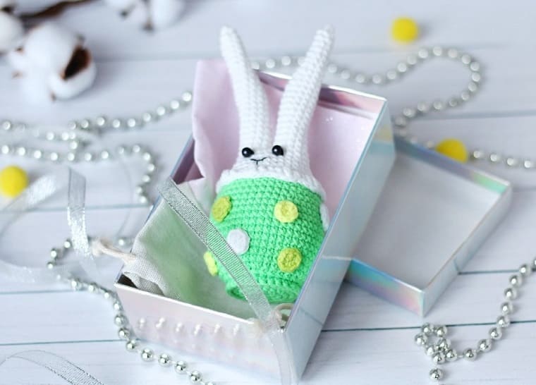 Crochet Easter bunny amigurumi