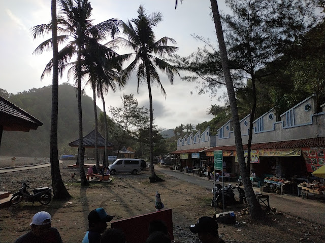 Pantai Karang Bolong