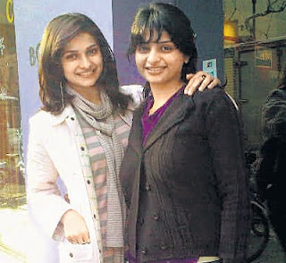 Prachi Desai dengan saudara perempuannya Esha Desai