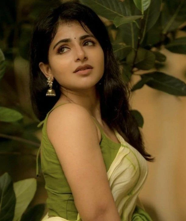 Iswarya Menon Hottest and Sexiest looks of All Time in Saree, Iswarya Menon Sexy nevel show in Saree, Iswarya Menon sexy thighs and Butt, Iswarya Menon hot boobs and Cleavage show, Iswarya Menon lovely smile, Iswarya Menon sexy Nevel show