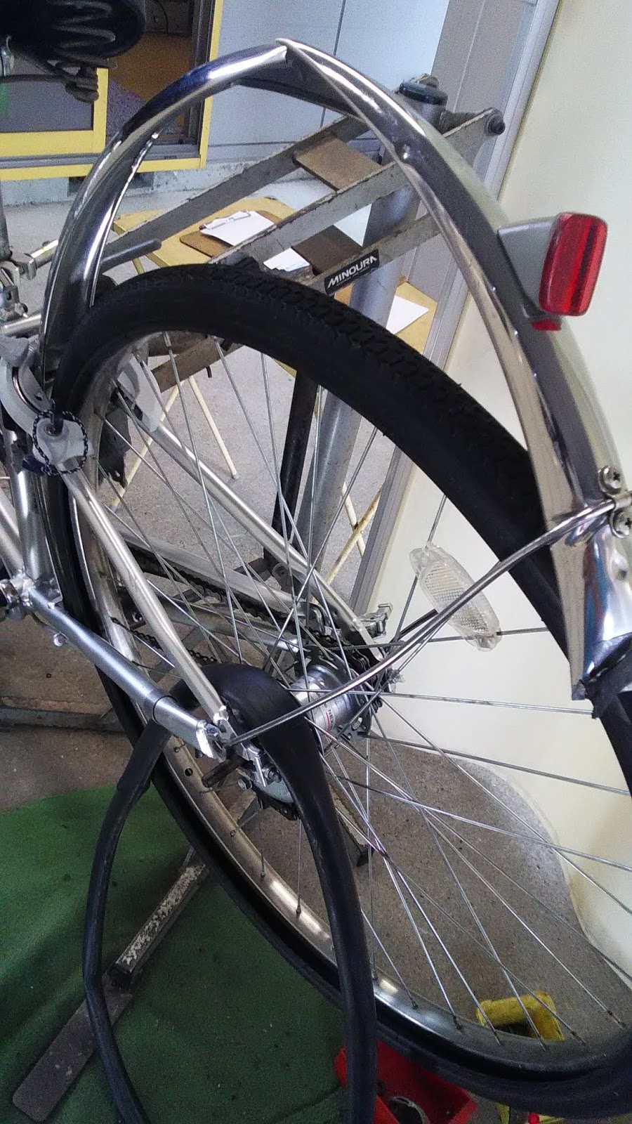 自転車 前輪 泥除け 擦れる 直し方