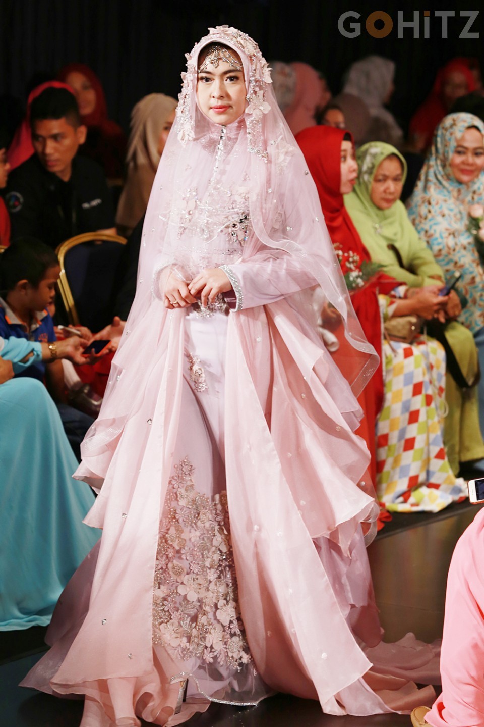 Koleksi Baju Pengantin Muslimah Oki Setiana Dewi Di IFW 