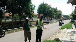 Bersatu Lawan Covid-19, Bhabinkamtibmas Dan Bhabinsa Kec. Sindang Lakukan Kegiatan Penyemprotan Disinfektan