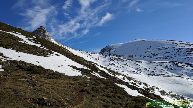 Camino por la Collada Acebal hasta la Peña del Viento