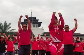 Asyik Senam dengan Hasto Pakai Baju Merah, Ridwan Kamil Hadiri Acara Si Cita PDIP di Bandung