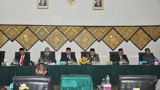 Rapat Paripurna Istimewa DPRD Padang Bahas Pelantikan Mahyeldi-Hendri Septa