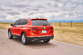 Rear 3/4 view of 2018 Volkswagen Tiguan 2.0T SEL Premium